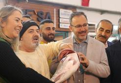 Bakan Kasapoğlu, İzmir Balık Hali’ni ziyaret etti