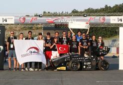 Öğrencilerden 100 kilometreye 3 saniyede ulaşan elektrikli formula aracı