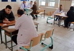 Tıbbiyelilerden alkışlanacak proje; sıraları poliklinik masası, sınıfları koğuşa dönüştürdüler