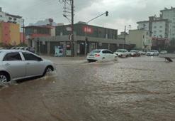 Kozan'da sağanak; dereler taştı, yollar göle döndü