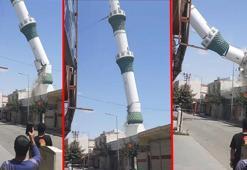 Depremde hasar gören minare kontrollü olarak yıkıldı