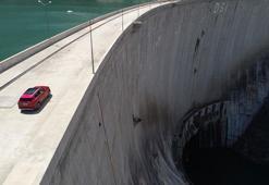 Faruk Çelik, baraj gövdesinin üzerinde Togg’u kullandı