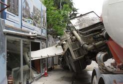 Kadıköy'de yol çöktü, beton dökme pompası yan yattı