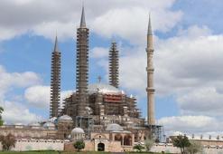 Restorasyondaki Selimiye Camisi'nde ana kubbe aleminin montajına başlandı