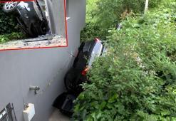 Sancaktepe'de otomobil apartman boşluğuna düştü