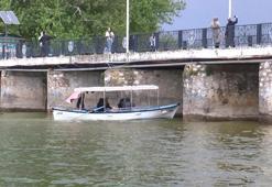 Uluabat Gölü'nde, araçların park edildiği köprünün altından yeniden kayıklar geçiyor