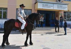 Kovboy kıyafeti giyip, atı ile oy kullanmaya geldi