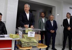 Bakan Akar, oy kullanıp, 'Anneler Günü'nü kutladı