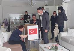 Evden çıkamayanlar seyyar sandıkta, hastalar ise ambulansla taşınarak oy kullandı