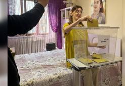 World's tallest woman casts her vote at home