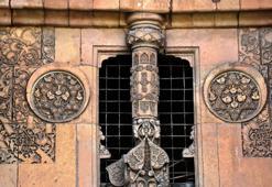 Tarihi caminin denge sütunu sanılan parçası dekoratif amaçlı yapılmış