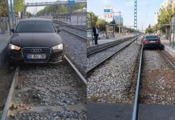 Alkollü sürücü tramvay yoluna girdi