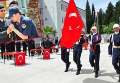 Temsili askerlik töreninde engelli gencin okuduğu türkü duygulandırdı