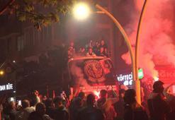 Çorum FK'da yönetim ve futbolcular üstü açık otobüsle şehir turu attı