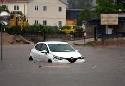 Edirne'de kuvvetli yağmur; evleri su bastı, araçlar yolda kaldı