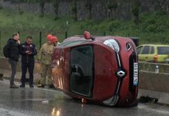 Kartal'da su birikintisine giren otomobil devrildi