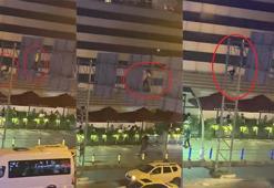 Tehlikeye aldırış etmeyen 2 çocuk, yön bilgi levhasına çıktı