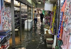 İzmir'de sağanak; Tarihi Kemeraltı Çarşısı'nda iş yerlerini su bastı