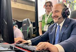 Bakan Varank, E-Spor turnuvasında gençlerle buluştu