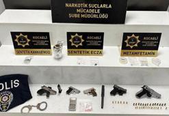 Uyuşturucu operasyonunda polis yeleği ve kelepçe ele geçirildi; 1 tutuklama