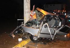 Otomobil, aydınlatma direğine çarptı: 2 yaralı