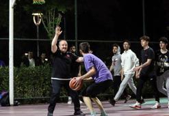 Bakan Varank, gençlerle basketbol oynadı