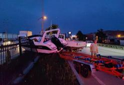 Kazada römorktan fırlayan tekne, demir korkulukları parçaladı