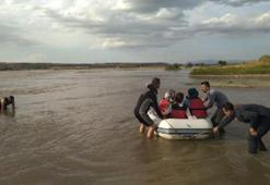Baraj kapaklarının açılmasıyla mahsur kalan 25 piknikçiyi ekipler kurtardı