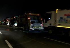 Katı atık aktarma istastonu'nda çöp kamyonu kuyruğu