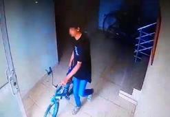 Apartmandan bisiklet hırsızlığı kamerada