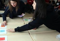 Depremzede öğrenci 'hafıza kartları' projesiyle zorlandığı dersleri, oyuna dönüştürüp başarılı oldu
