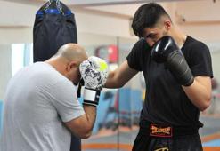 Babasıyla yaptığı antrenmanlarla kick boksta dünya şampiyonu oldu