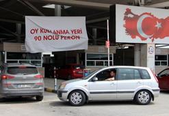 Yıllık izinlerini seçime göre ayarlayan gurbetçiler, oylarını Kapıkule'de kullanıyor