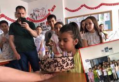 Depremde annesini ve ağabeyini kaybeden Feriha’ya doğum günü sürprizi