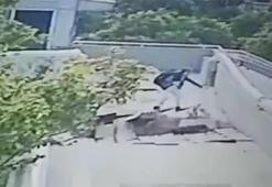 TIR yaya üst geçidine çarptı, 11 yaşındaki çocuk 4,5 metreden yola düştü