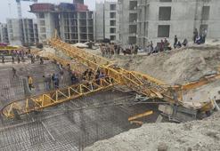 İnşaatta devrilen kule vincin operatörü yaralandı