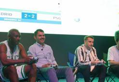 Bakan Kurum, Çekmeköy'de ünlü futbolcularla bir araya geldi