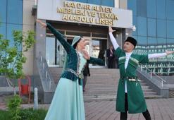 Halk oyunu ekibi kurucusu çift, Kafkas kıyafetiyle sandığa gitti