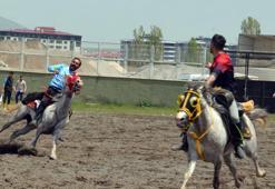 Rahatsızlanıp atından düşen ciritçiye, müsabakayı izleyen doktor müdahale etti