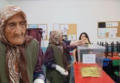 113 yaşındaki depremzede kadın, kolu alçıda oyunu kullandı