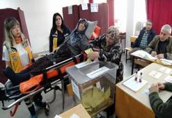 94 yaşındaki felçli hasta sedyede oyunu kullandı