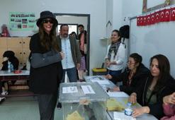 Oyuncu Dilan Çiçek Deniz oy kullandı