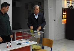 Bakan Akar: Sonucun büyük ve güçlü Türkiye için hayırlı olmasını diliyorum