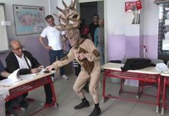 Bursalı tiyatrocu, geyik kostümüyle oy kullandı