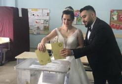 Gelinlik ve damatlıkla oy kullandılar