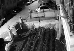 Maskeli 3 kişi, Cumhurbaşkanı Erdoğan’ın binaya asılan posterini alıp, götürdü