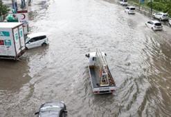 Ankara'da sağanak; yollar göle döndü, ev ve iş yerlerini su bastı