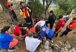 Doğa yürüyüşünde ayak bileği kırılan ABD'li turisti, 2 saat sedyeyle taşıdılar