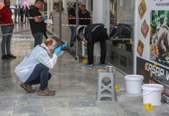 Motosikletle gelip, iş yeri önündeki 2 kişiye kurşun yağdırdı