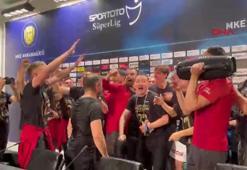 Galatasaraylı futbolcular, Okan Buruk'un basın toplantısını bastı